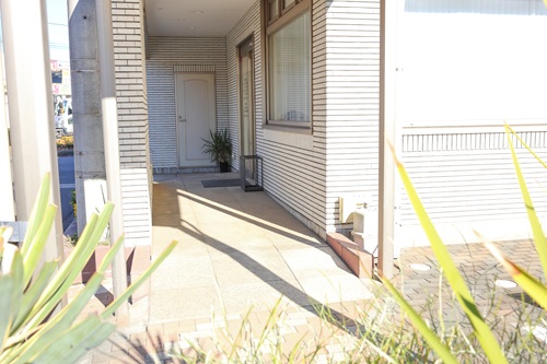 当院入口前のスロープ